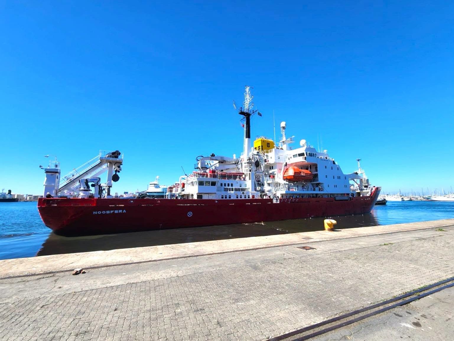Під час війни "Ноосфера" вимушено базується у Кейптауні (фото: facebook.com/AntarcticCenter)